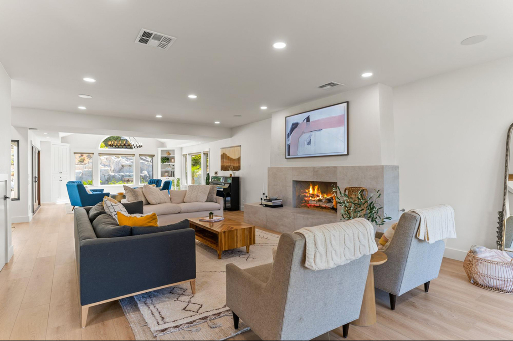 Luxury Guest House with Indoor-Outdoor Living Spaces