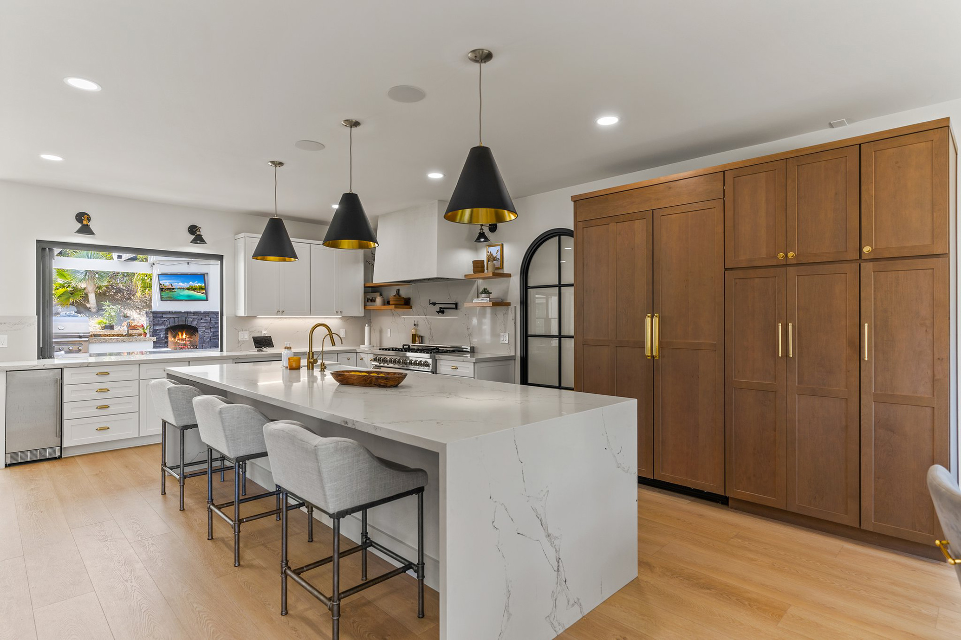 Experienced-remodeling-contractor-working-on-La-Jolla